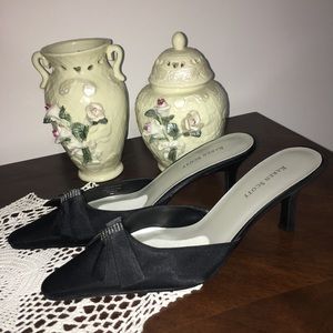 New Karen Scott Heels Size 9